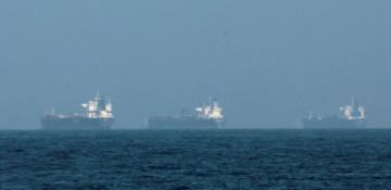 Iran: Any US vessels in Strait of Hormuz to be struck 