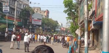 Violence erupts in Kolkata as buses carrying Modi rally supporters attacked -  VIDEO 