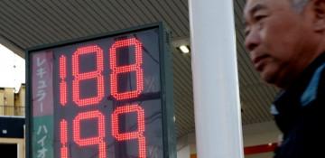 Oil tops $106 as Trump seeks to reopen Hormuz Strait