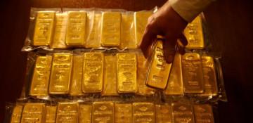 Gold hovers near record as traders weigh inflation risks