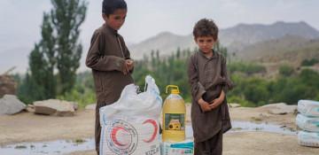 Afghan Red Crescent provides financial aid to displaced families 