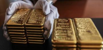 Gold climbs as dollar weakens and oil prices slide