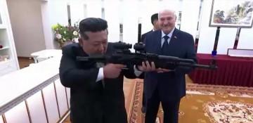 Lukashenko gifts Kim Jong-Un an assault rifle -  VIDEO 