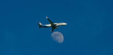 Alaska Air shares profit warning on fuel surge