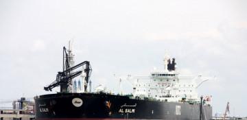 Iranian attack hits Kuwaiti tanker in Dubai port, raising oil spill fears