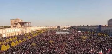  Thousands flood Isfahan after Khamenei’s death - VIDEO 