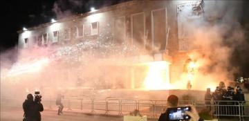 Albanian protesters hurl Molotov cocktails at PM’s office -VIDEO 