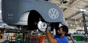 Volkswagen to press ahead with job cuts despite rising orders