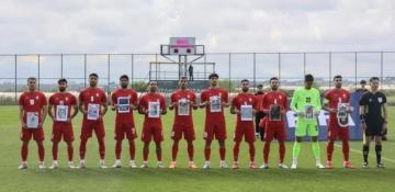 Iranian footballers in Türkiye hold photos of young victims of war
