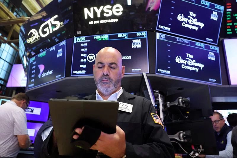 US stocks face pressure as valuations compress ahead of earnings season