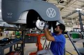 Volkswagen to press ahead with job cuts despite rising orders