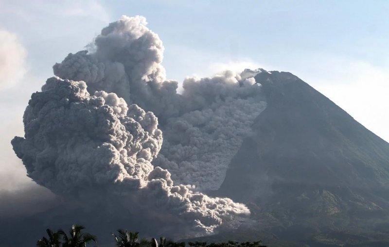 Gunung Merapi di Indonesia menyemburkan delapan awan panas saat aktivitas gunung meletus meningkat