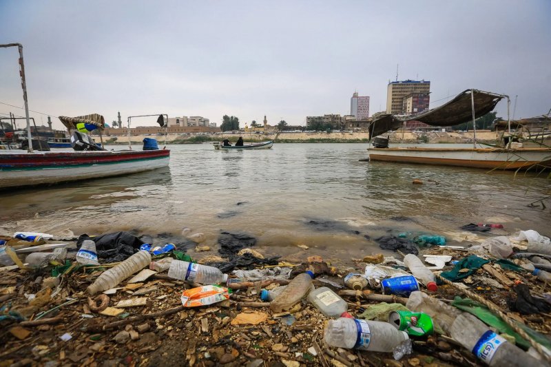 Iraqi authorities move to contain massive river pollution crisis near Baghdad