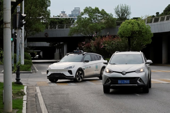 Baidu robotaxi outage raises safety concerns