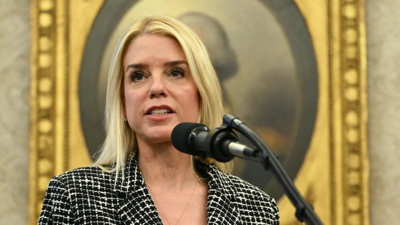 Trump dismisses Attorney General Pam Bondi 