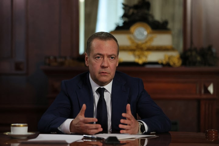 Medvedev says Russia should harden position on EU expansion