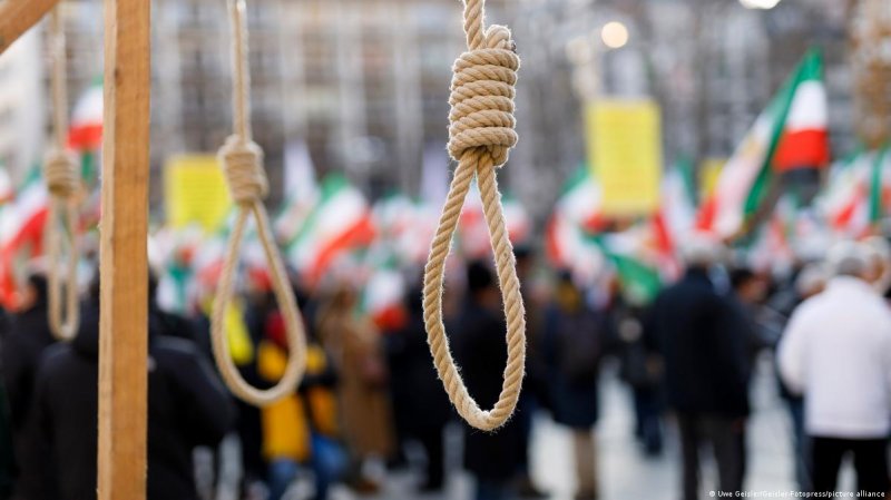 Iran executes two over alleged opposition links 