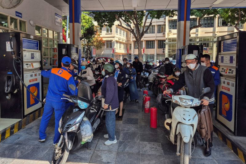 Vietnam growth slows as fuel prices surge 