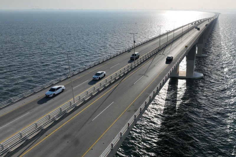 Saudi Arabia closes key King Fahd Causeway linking Bahrain over Iran threats