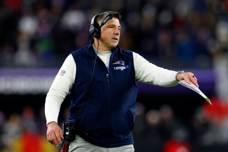 Patriots coach Mike Vrabel responds to viral photos with NFL reporter