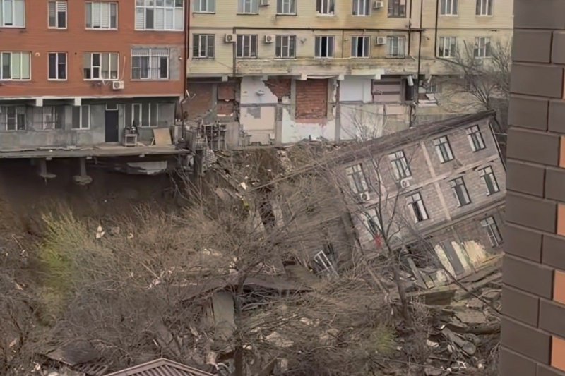 Flooding causes building collapse in Russia's Dagestan