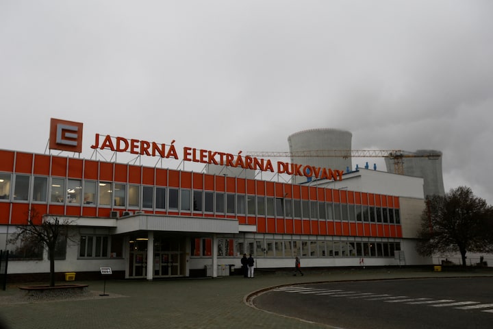 Czech extends major nuclear plant life by 20 years