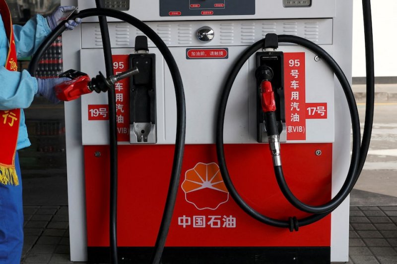 China pays premium for Iranian oil for first time in years