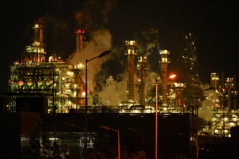 A huge fire broke out at Mexico's Dos Bocas refinery -  VIDEO 