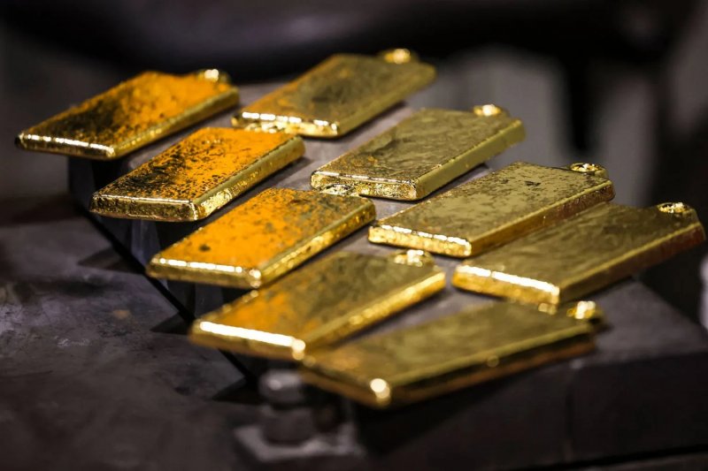 Gold set for weekly gain as Iran truce hopes weigh on markets