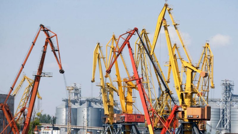 Russia trade surplus falls sharply as exports decline in early 2026