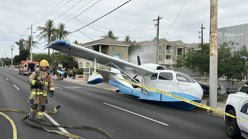 Small plane makes emergency landing on Phoenix road -  VIDEO 