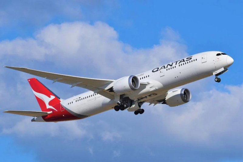 Woman dies on Qantas flight from New York to Auckland