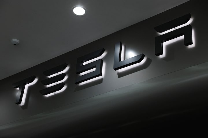 Tesla hires Taiwan chip engineers for AI factory
