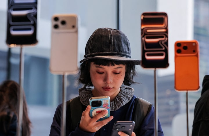 Apple shines in China as smartphone market dips