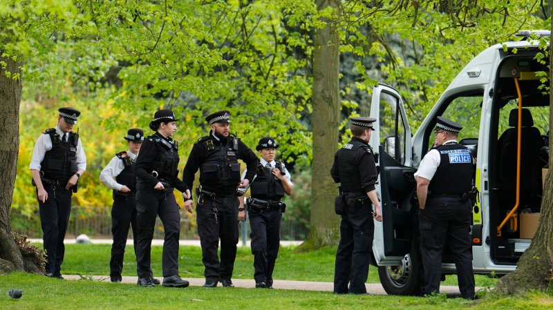 Police shut down Kensington Gardens in London amid drone scare