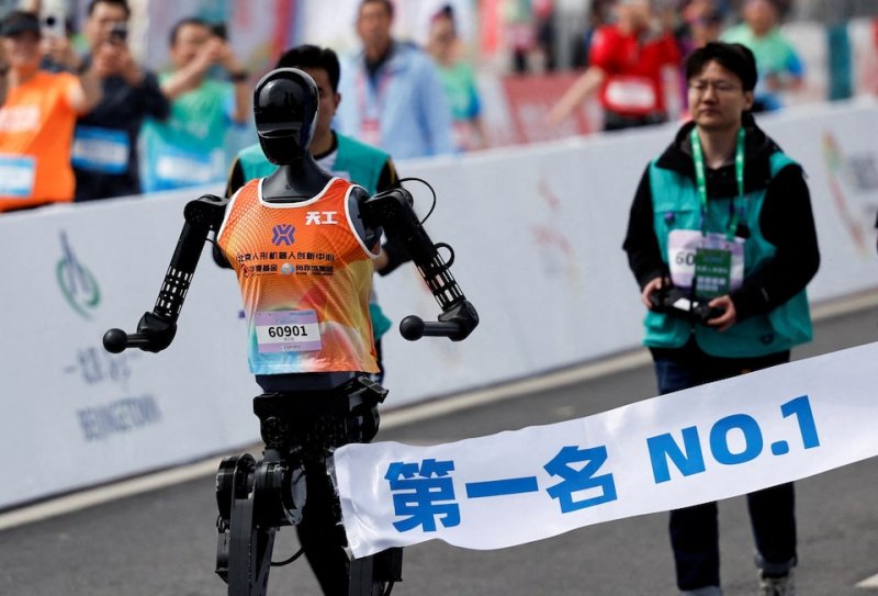300 robots to race in China’s half-marathon -  VIDEO 