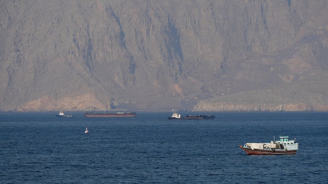 More than 20 vessels pass Strait of Hormuz on Saturday