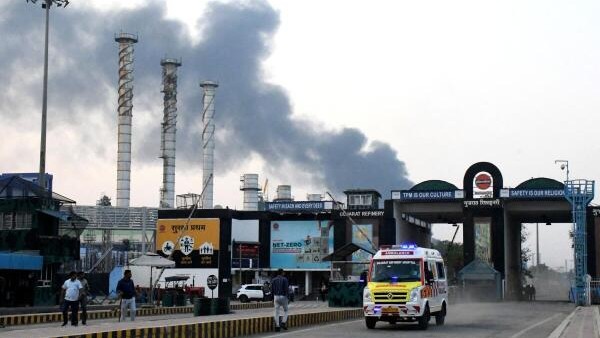 Fire breaks out at refinery in India - VIDEO