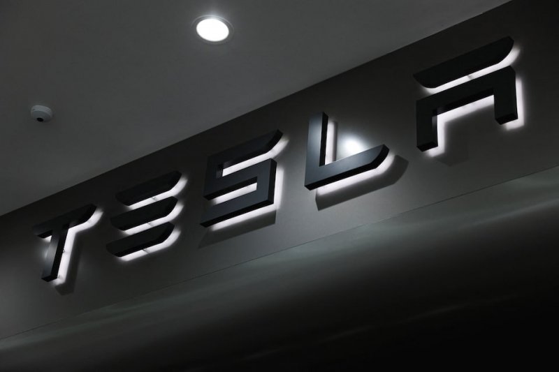 Tesla energy unit rises as EV margins fall