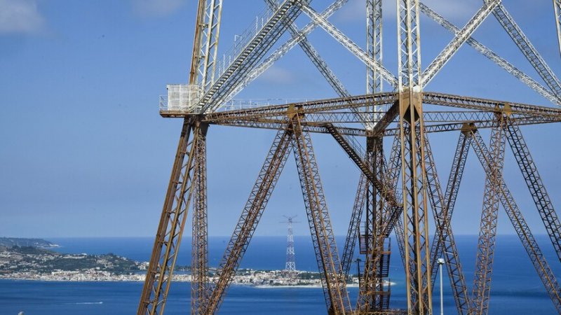 Sicilian shipowners threaten Strait of Messina blockade 