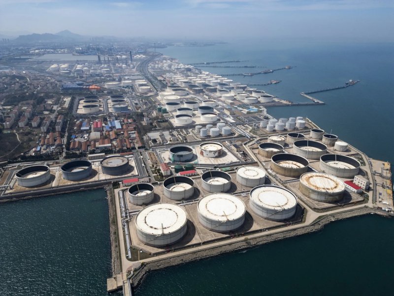 Oil extends rally as US–Iran standoff chokes Hormuz