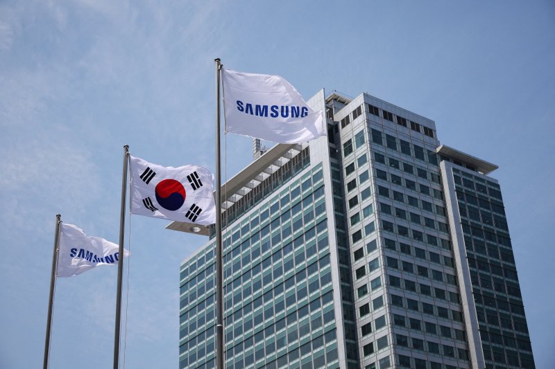 Samsung workers threaten long strike over pay gap with SK Hynix