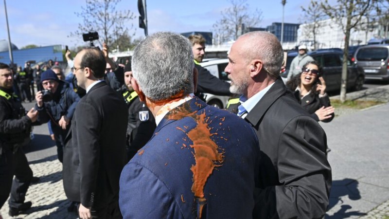 Red paint thrown at Reza Pahlavi in Berlin protest