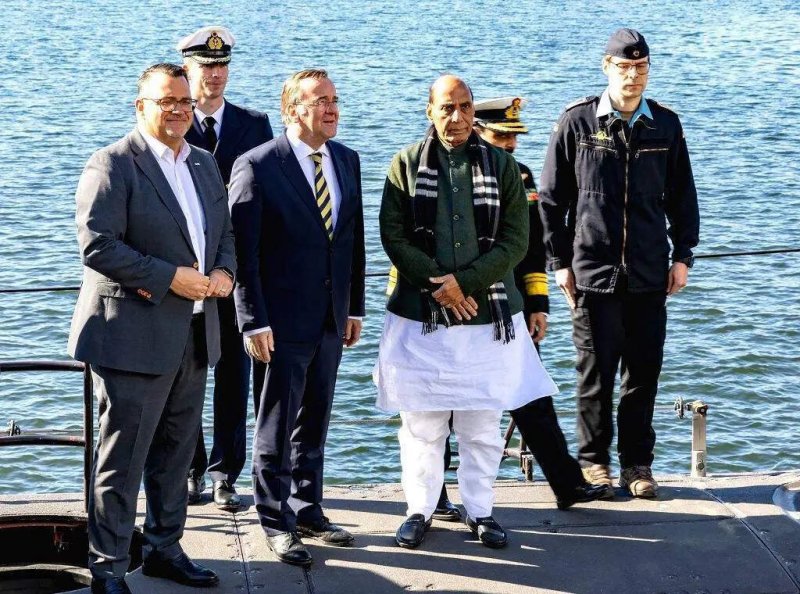 Indian defence minister seen stuck while boarding submarine in Germany