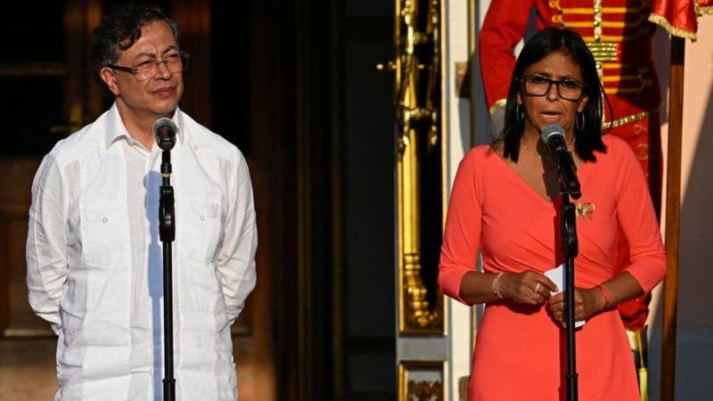 Colombia, Venezuela pledge military cooperation against border mafias