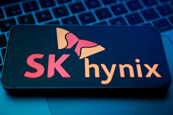 Chip rally lifts SK Hynix to record, tops Samsung