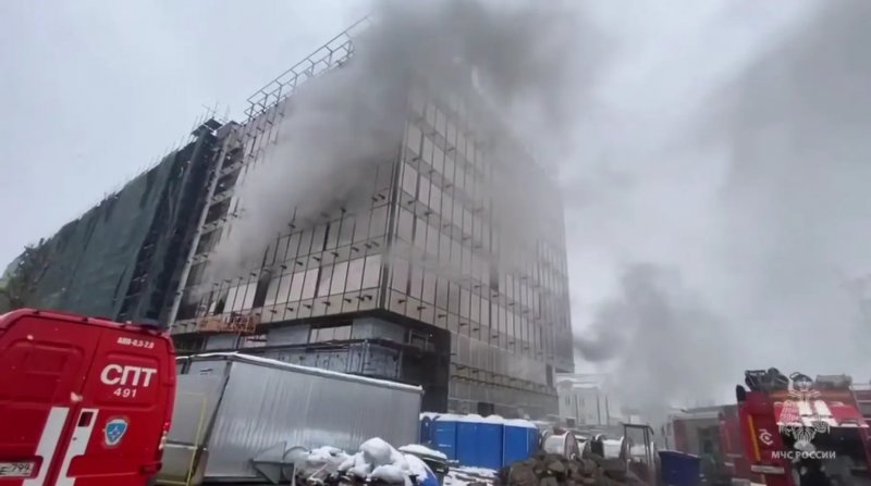 At least one dead as under-construction building catches fire in Moscow -  VIDEO 