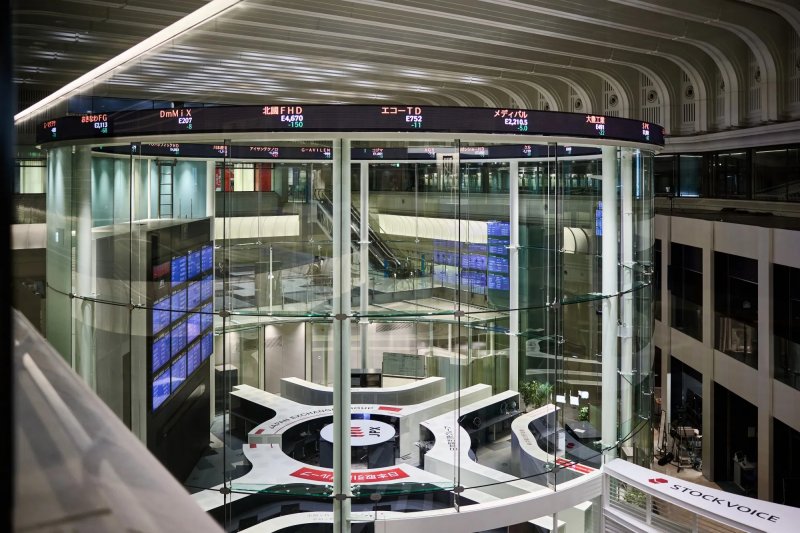 Tokyo stocks mixed as Nikkei falls on tech profit-taking