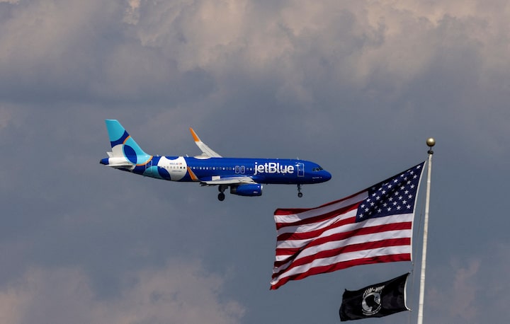 Fuel costs push JetBlue deeper into loss