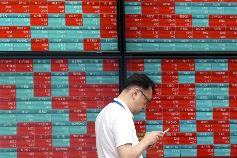 Asian stocks rise as oil falls on UAE's OPEC exit